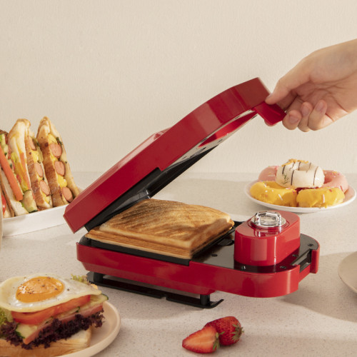 Кухонный бытовой инструмент тостерная электрическая машина красного цвета