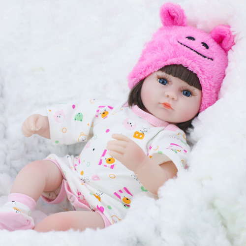 Мягконабивная кукла в розовой шапке