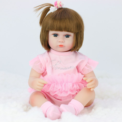Мягконабивная кукла в розовом костюме