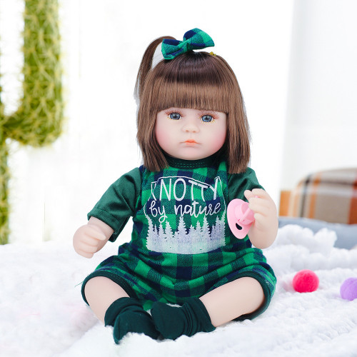 Мягконабивная кукла в зеленом комбинезоне