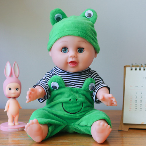 Силиконовая кукла в зеленом костюме