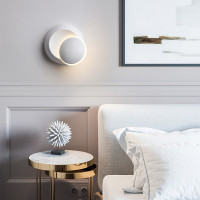 Minimalist tərzdə ağ rəngli divar lampası Minimalist tərzdə ağ rəngli divar lampası