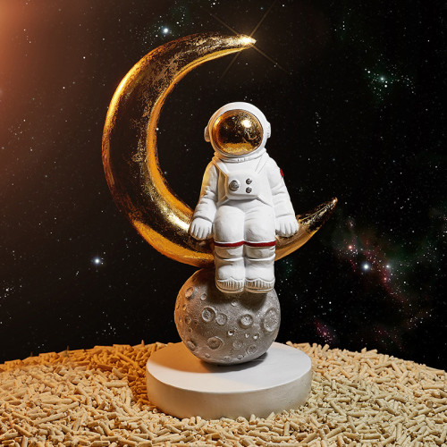 Сидящий космонавт с золотой маской