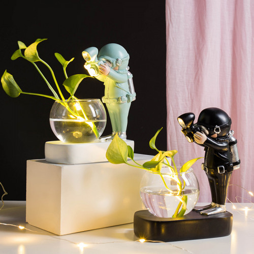 Статуэтка космонавт с цветочной вазой серебристого цвета