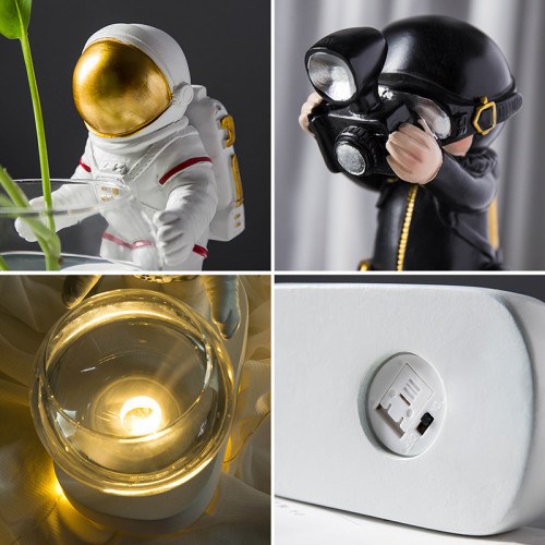 Статуэтка космонавт с цветочной вазой белого цвета