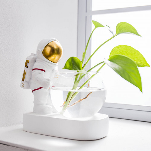 Статуэтка космонавт с цветочной вазой белого цвета