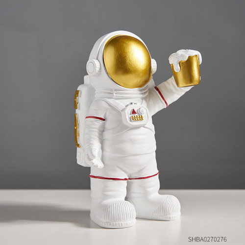 Статуэтка золотой космонавт с пивом