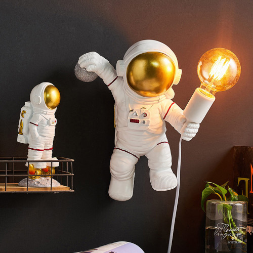 Настенная лампа в форме космонавта