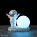 Ay ilə kosmonavt formalı masaüstü lampası