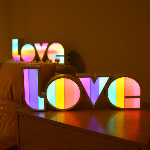 Parlaq LOVE yazılı masaüstü lampa
