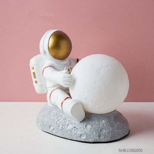 Золотистая настольная лампа космонавт с луной