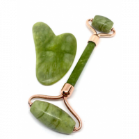 Yaşıl rəngli iki tərəfli roller və Gua sha daşı Yaşıl rəngli iki tərəfli roller və Gua sha daşı