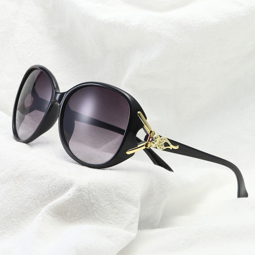 Женские солнцезащитные очки с черной оправой